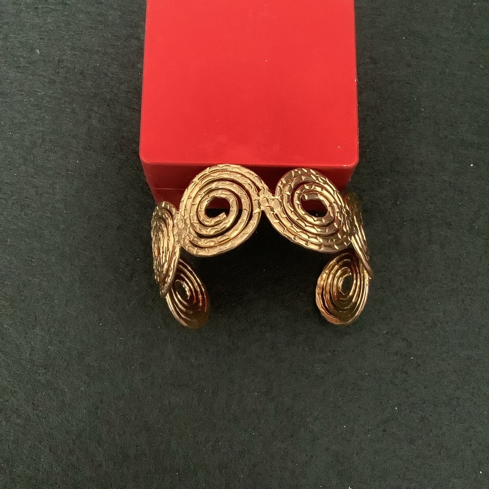 Vintage gold tone cuff bangle.